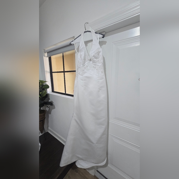 David's Bridal White Halter A-Line‎ Wedding Gown - M8884 - Picture 1 of 11